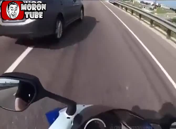 Video :A driver forcefully collides with a motorcycle after abruptly changing lanes